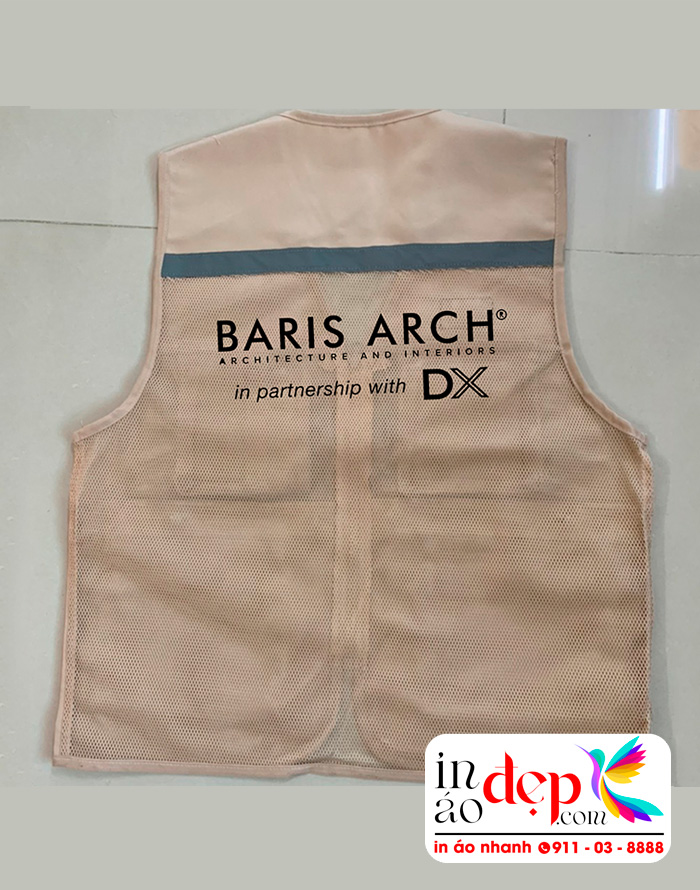 In áo gile màu be Công ty kiến trúc Baris Arch