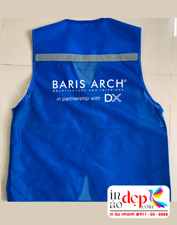 In áo gile màu xanh dương Công ty kiến trúc Baris Arch