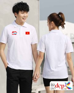 In áo phông màu trắng kỉ niệm 50 năm cùng với lá cờ đỏ